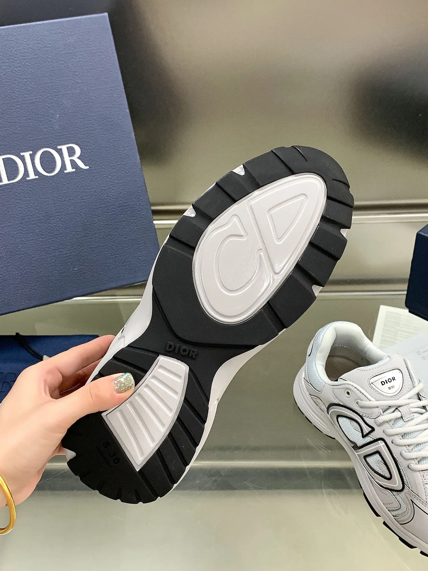 👟👟Ex-factory price 660👟👟 Newly upgraded Dior B30 series dad sneakers. New B30 sneakers. Dad Shoes style shoes that follow the trend of the retro market. The Dior logo on the tongue also indicates that this pair of shoes is the B30 model! B30 uses fine-textured leather and mesh cloth materials to form a shoe body. There are conspicuous letters CD on both sides of the shoe body to indicate identity. Many lines on the shoe body outline details to make the shoes look less monotonous and full of retro flavor. The delivery counter is exquisitely packaged🛍📦 ▪️Fabric: Original customized technical fabric + mesh ▪️Inner lining: Customized breathable lining ▪️Outsole: IP+TPU outsole ▪️Sole thickness: 3.5CM ▪️Size: Women’s size 35-40 / Men’s size 39-45